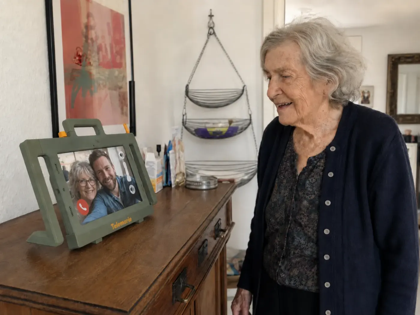 Lachende Seniorin hält ein Telemarie Tablet